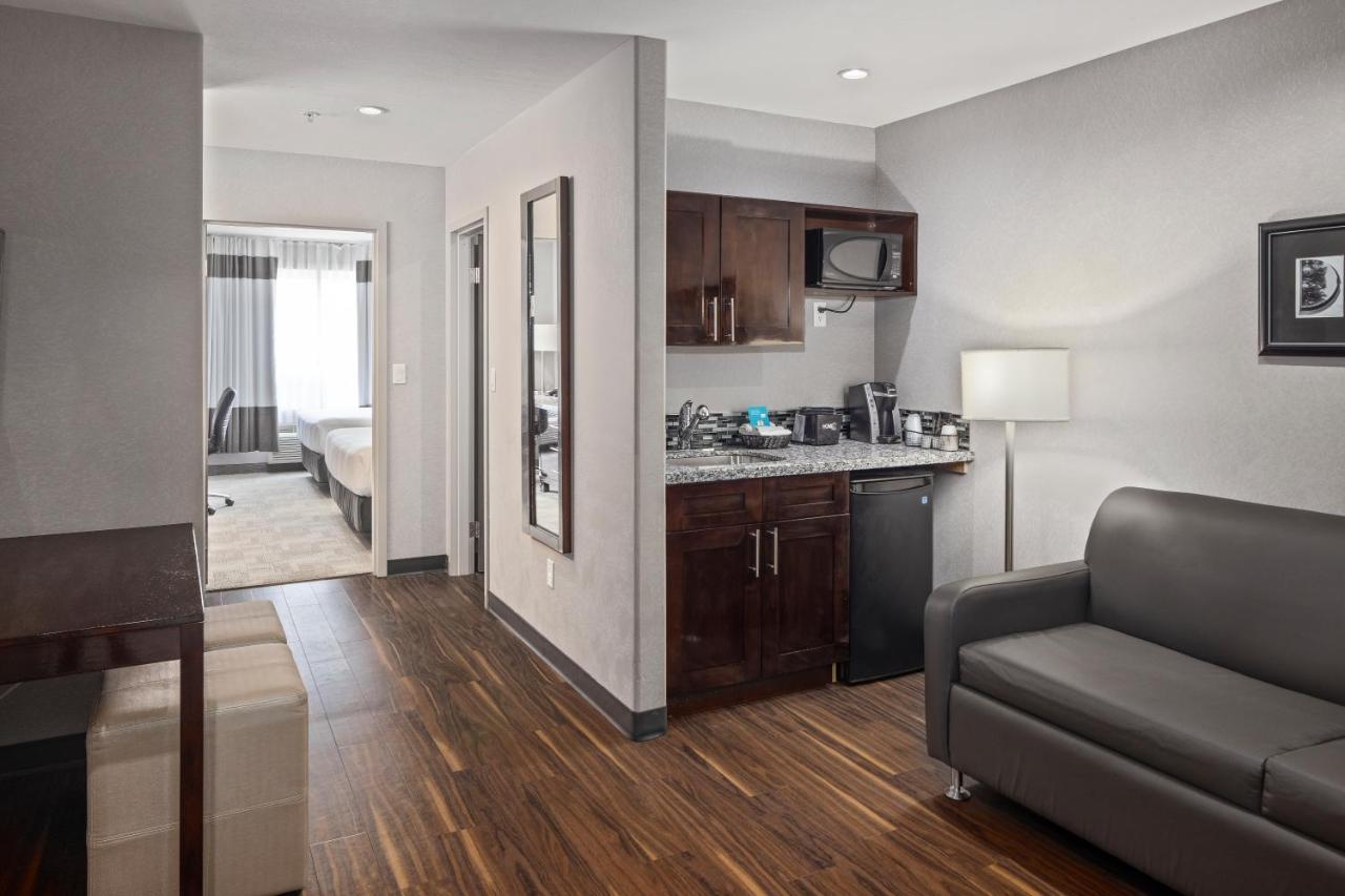 Home Inn & Suites Regina Airport Exterior foto
